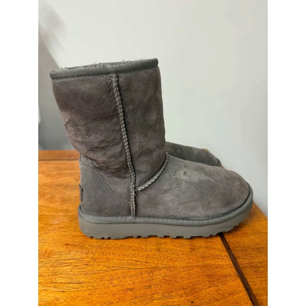 UGG Classic Short II Grey Suede Sheepskin Boots 1016223 Womens Size 6